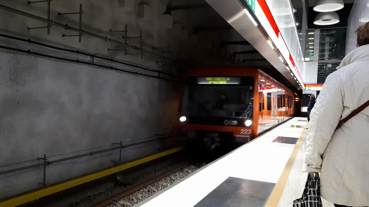 Metro arrives at Tapiola metro station